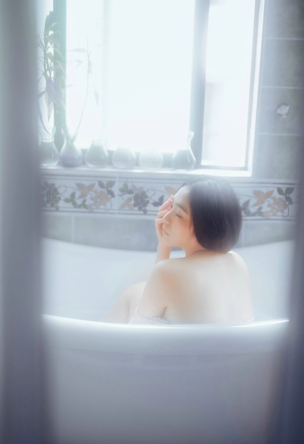 点击大图看下一张：浴缸里的柔嫩少女低胸吊带内衣性感诱惑
