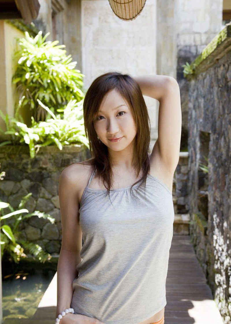点击大图看下一张：诱惑十足的日本美女妩媚性感诱惑写真