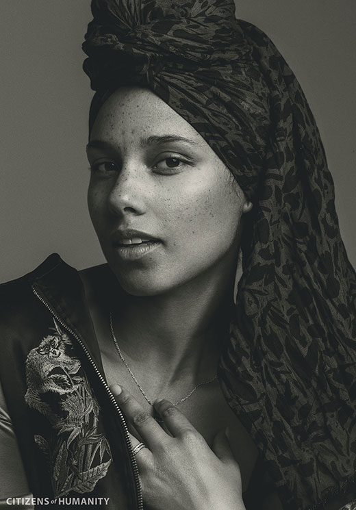 点击大图看下一张：Alicia Keys为《Humanity》杂志素颜拍摄写真