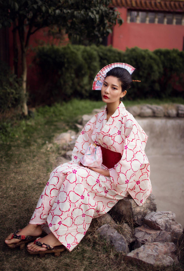 点击大图看下一张：端庄日系女人的和服典雅文雅