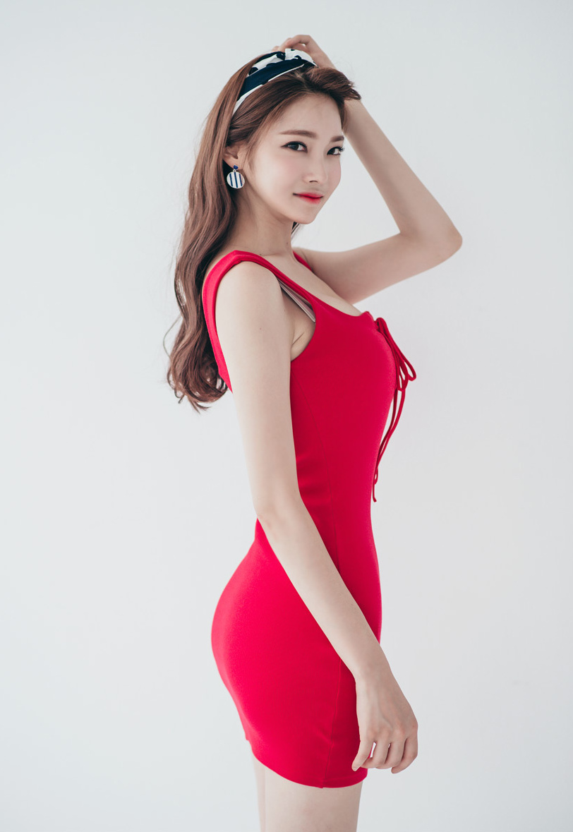 点击大图看下一张：韩国知名美女模特红色超短露长腿诱惑