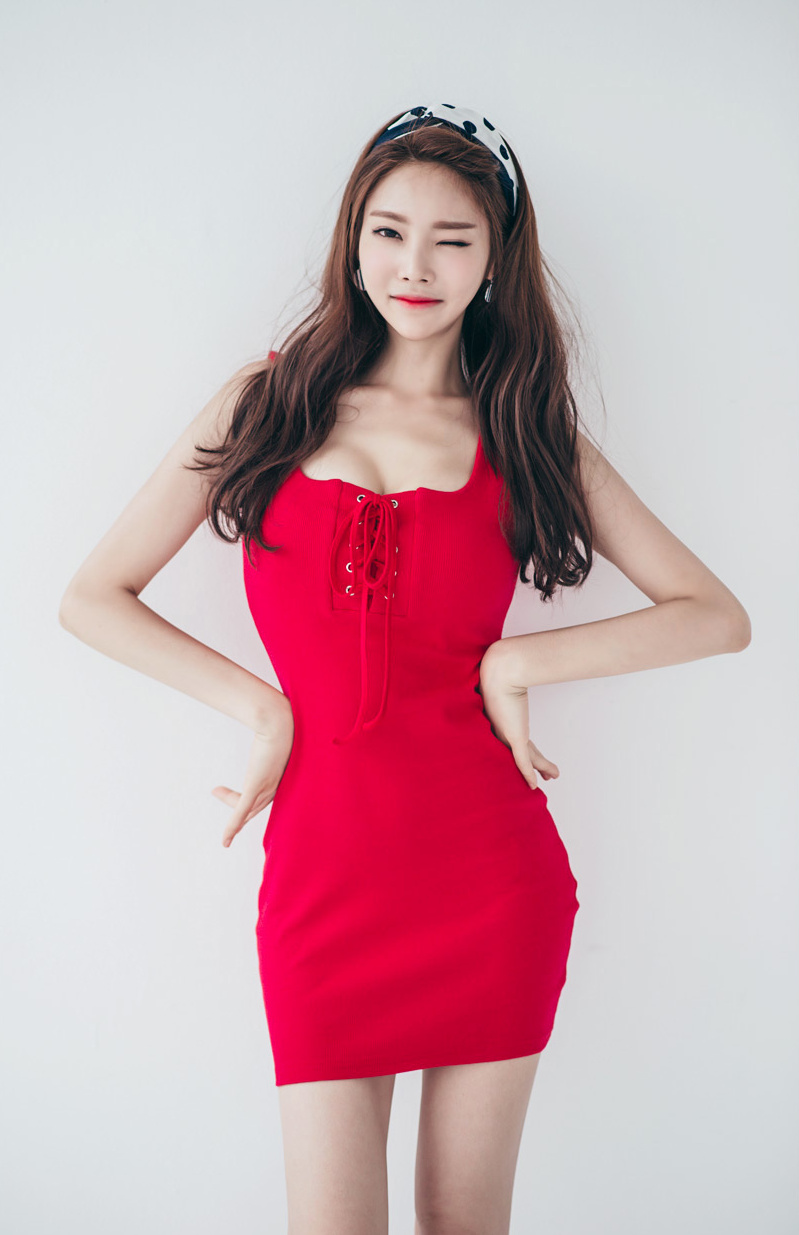 点击大图看下一张：韩国知名美女模特红色超短露长腿诱惑