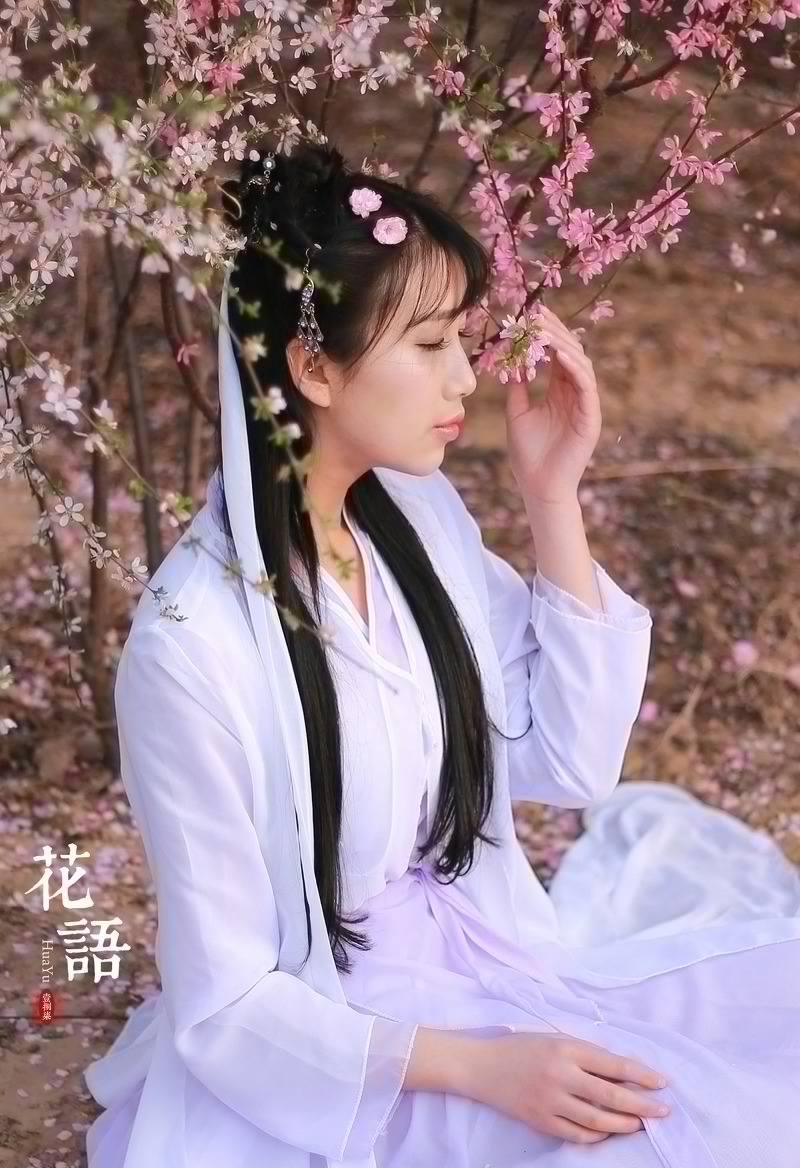 点击大图看下一张：桃花树下的古装美女清纯甜美温馨可人