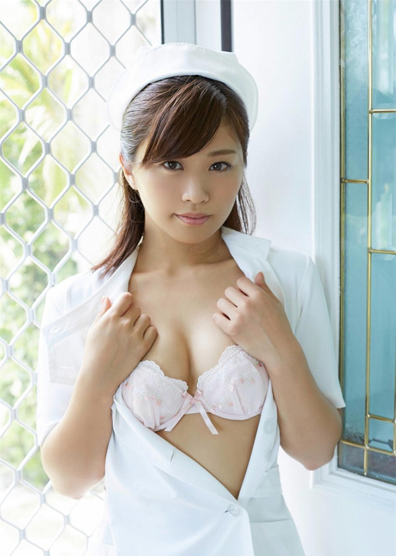 点击大图看下一张：日本人气女优扮小护士温柔甜蜜小性感