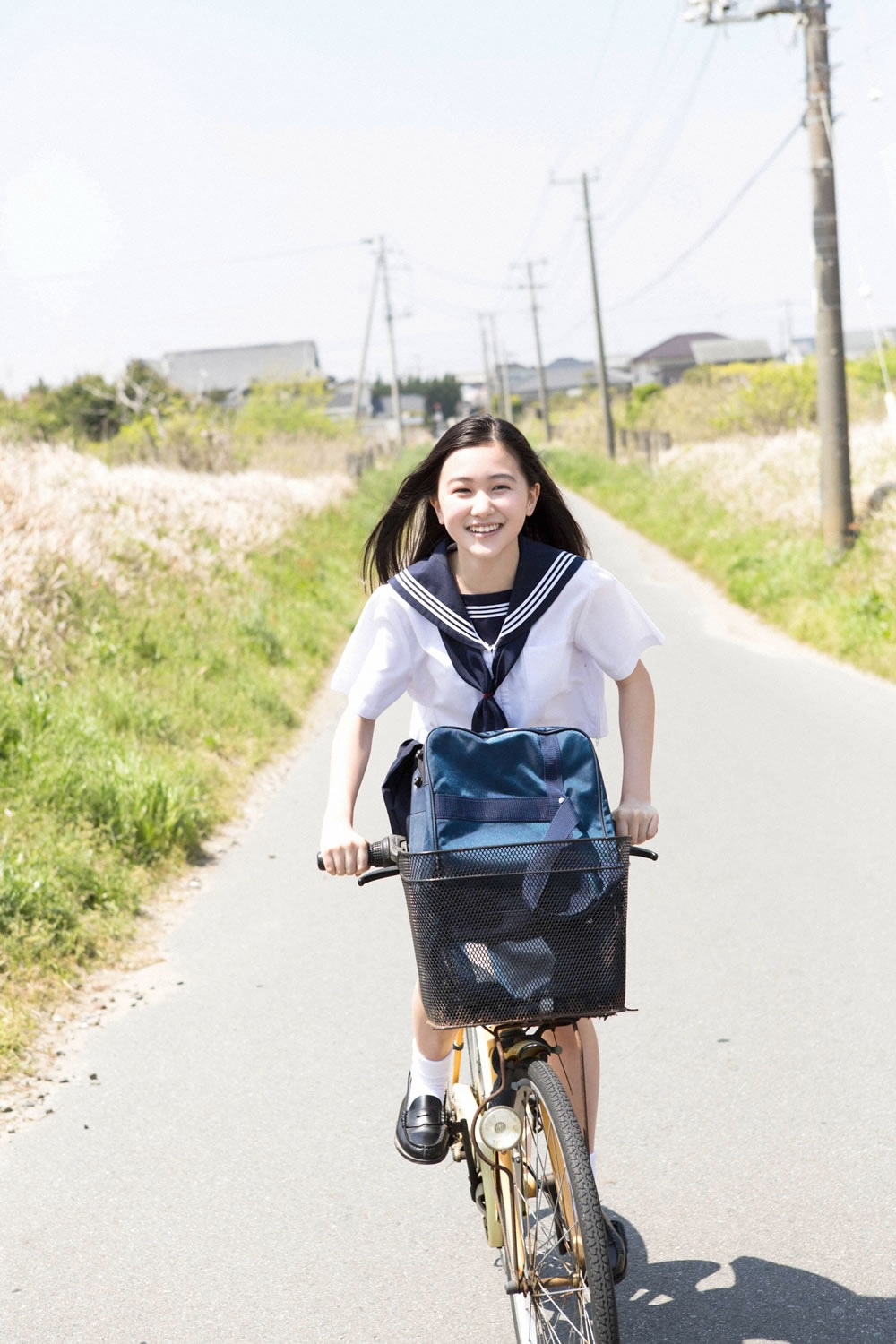 点击大图看下一张：超萌软妹山口麻友女子初中生写真