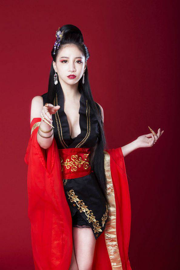 点击大图看下一张：女帝林采缇cosplay大秀完美丰满身材