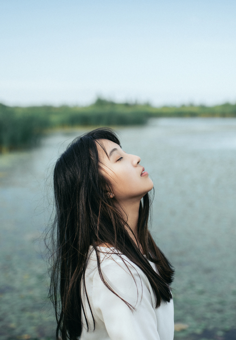 点击大图看下一张：湖畔长发美女意境唯美清新写真