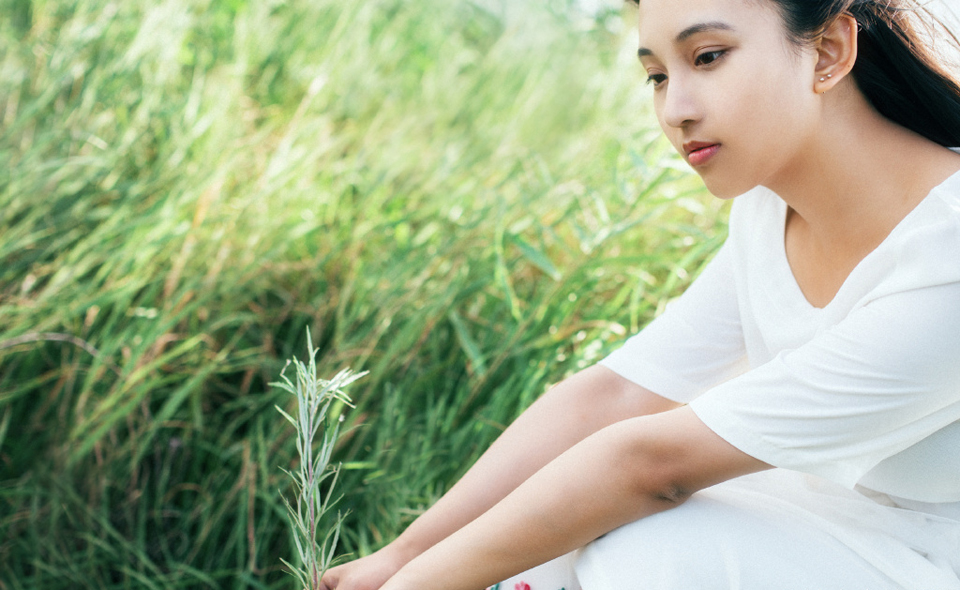 点击大图看下一张：湖畔长发美女意境唯美清新写真