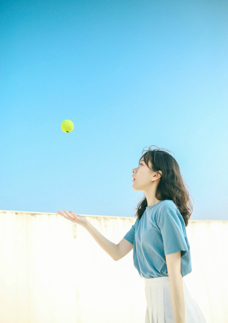点击大图看下一张：湛蓝天空下的可爱网球少女