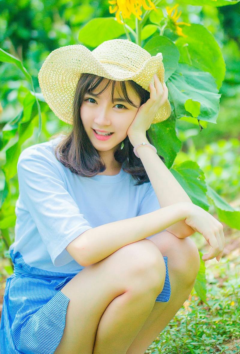 点击大图看下一张：草丛中的草帽少女甜美可人