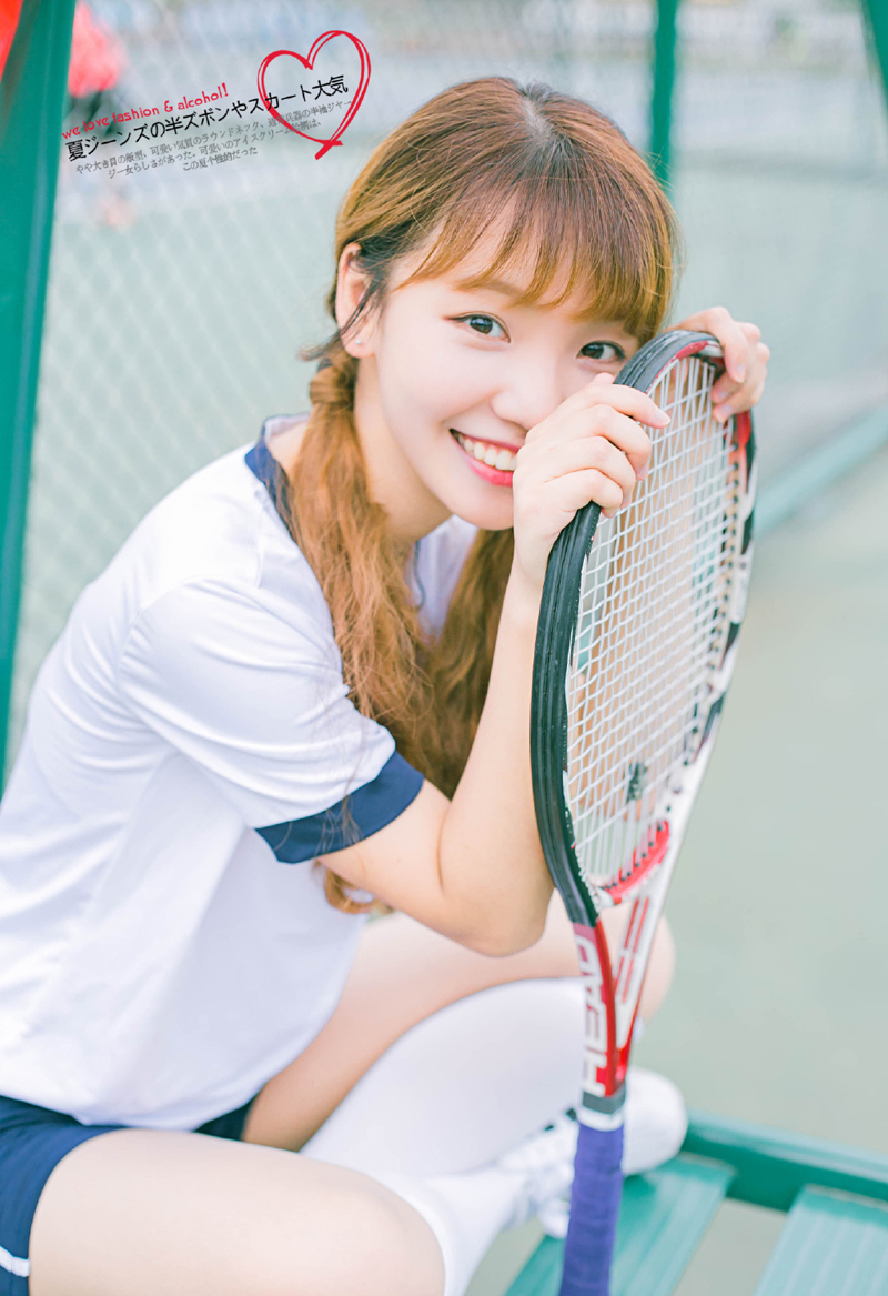 点击大图看下一张：甜美网球少女笑容可人