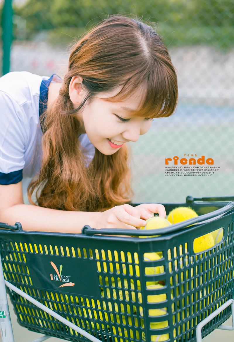 点击大图看下一张：甜美网球少女笑容可人