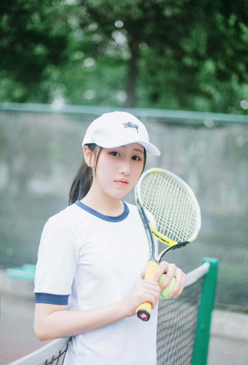 点击大图看下一张：活力甜美网球少女清新写真魅力十足