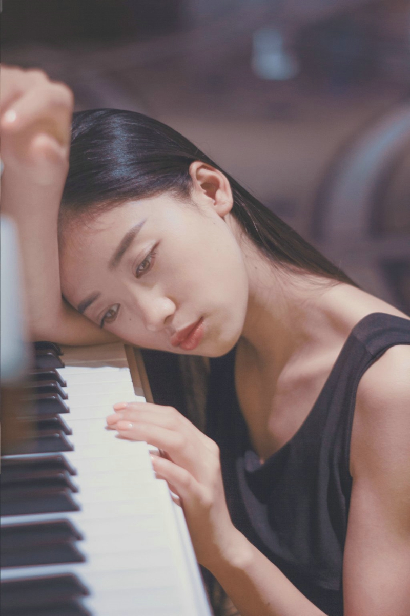 点击大图看下一张：柔美钢琴美女气质寂静思念