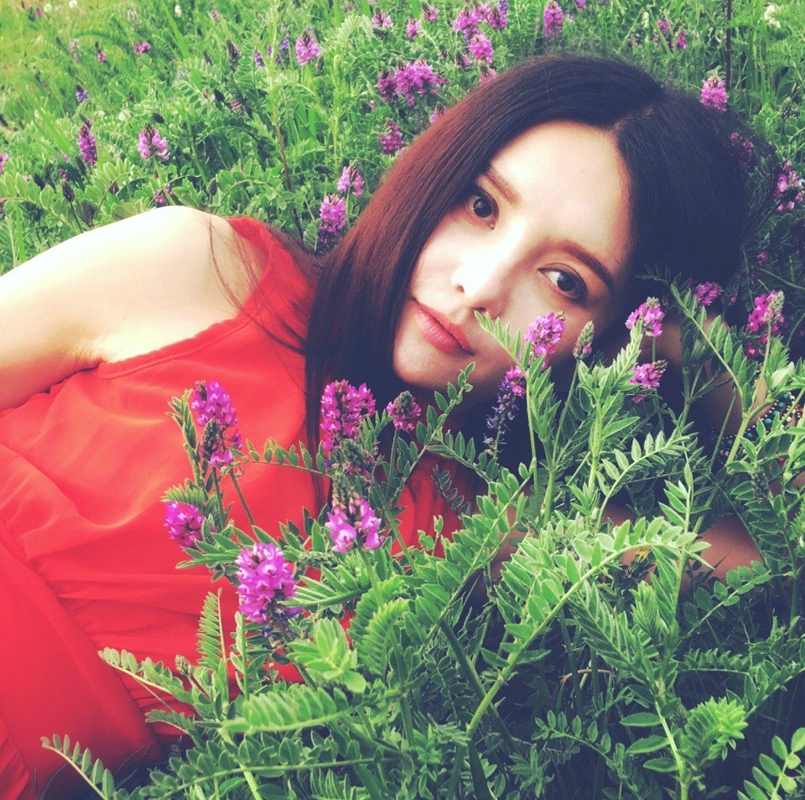 点击大图看下一张：花丛中的红裙气质美女鲜艳亮丽
