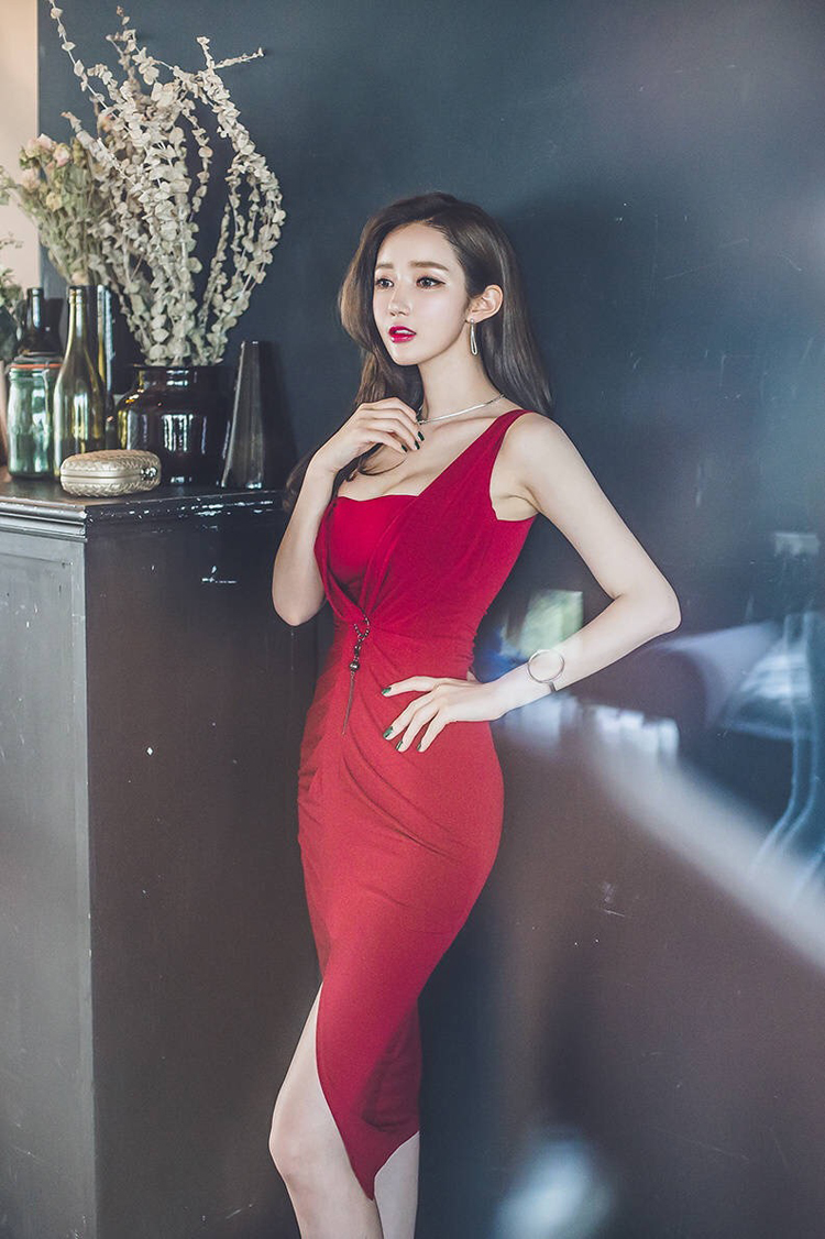 点击大图看下一张：俏臀红艳长裙气质模特靓丽写真