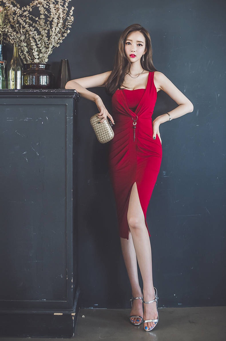 点击大图看下一张：俏臀红艳长裙气质模特靓丽写真