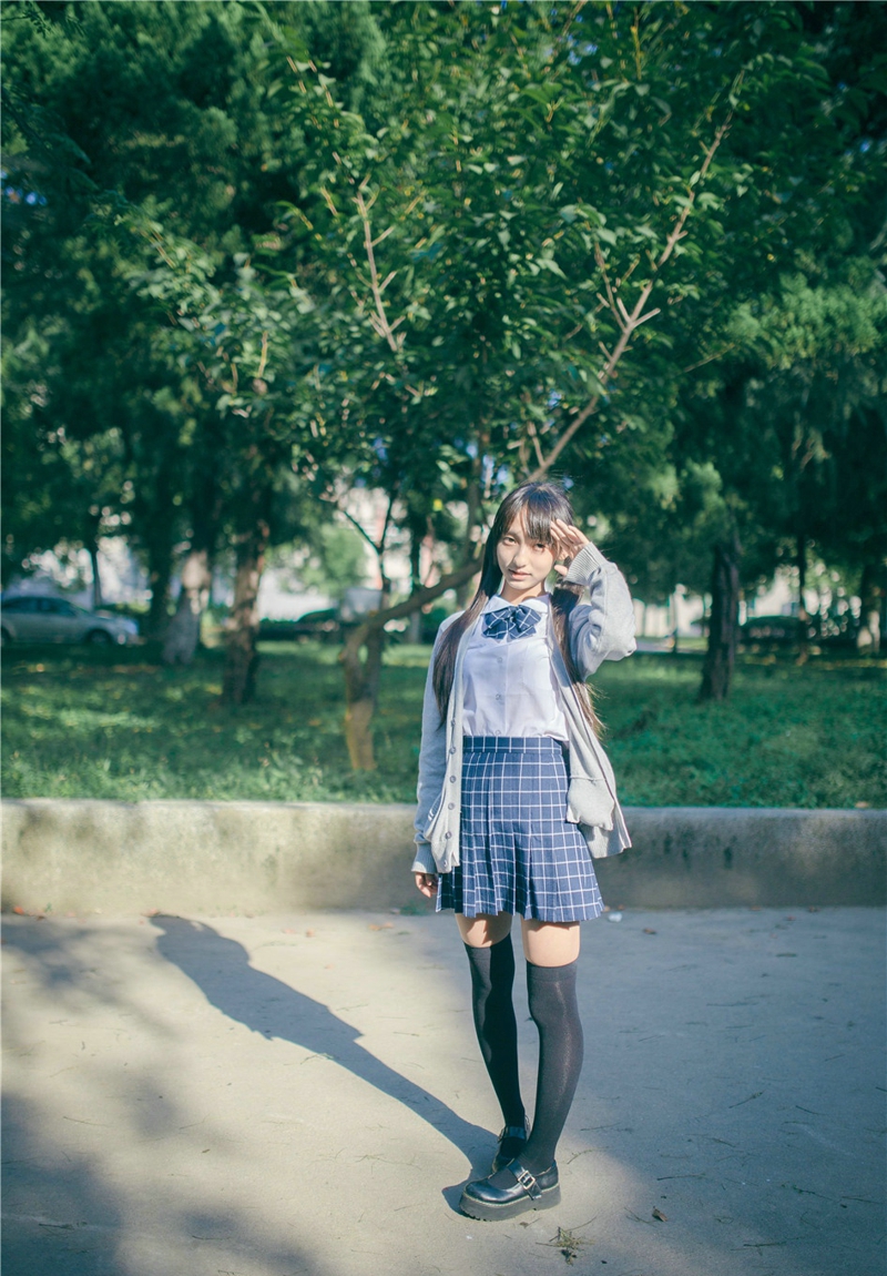 点击大图看下一张：阳光双马尾萝莉JK校园黑丝学生装清纯写真