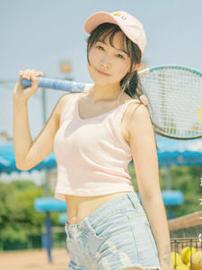 炎热夏日清新少女网球场活力写真