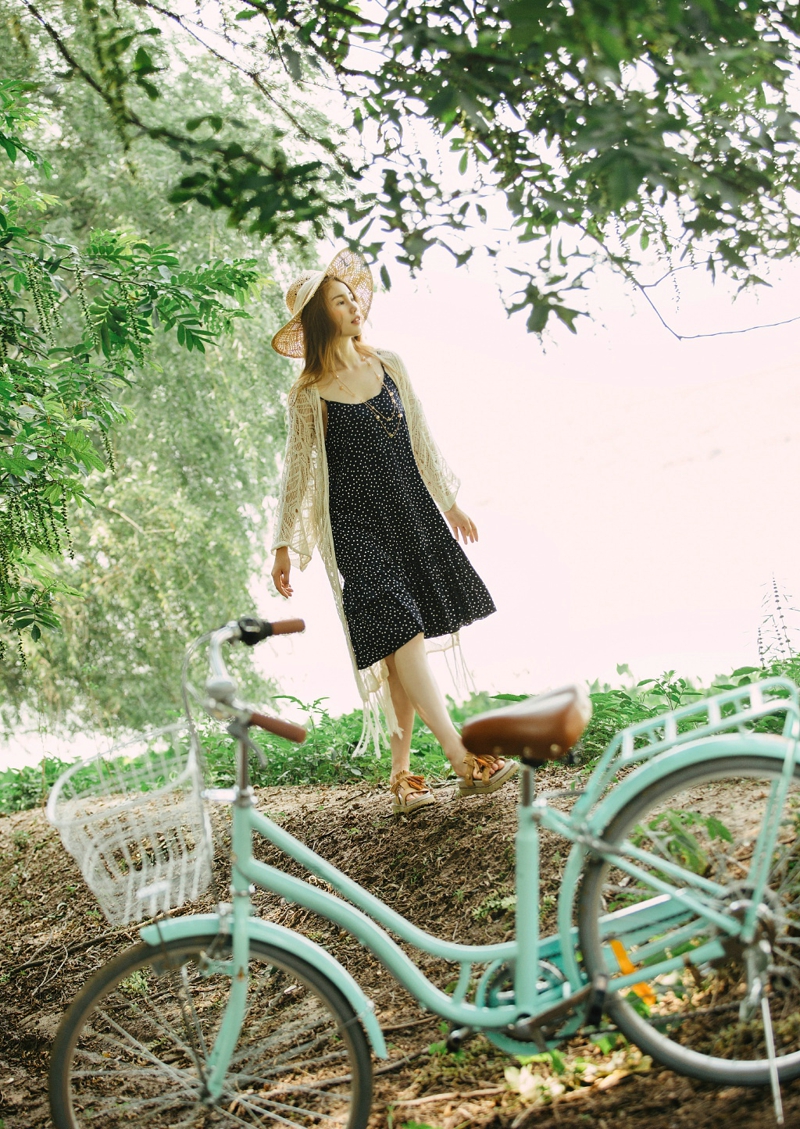 点击大图看下一张：湖边柳树边的草帽气质高挑单车美女