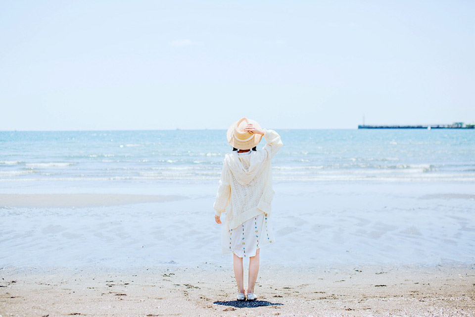 点击大图看下一张：清凉夏日白皙草帽少女海边俏皮写真