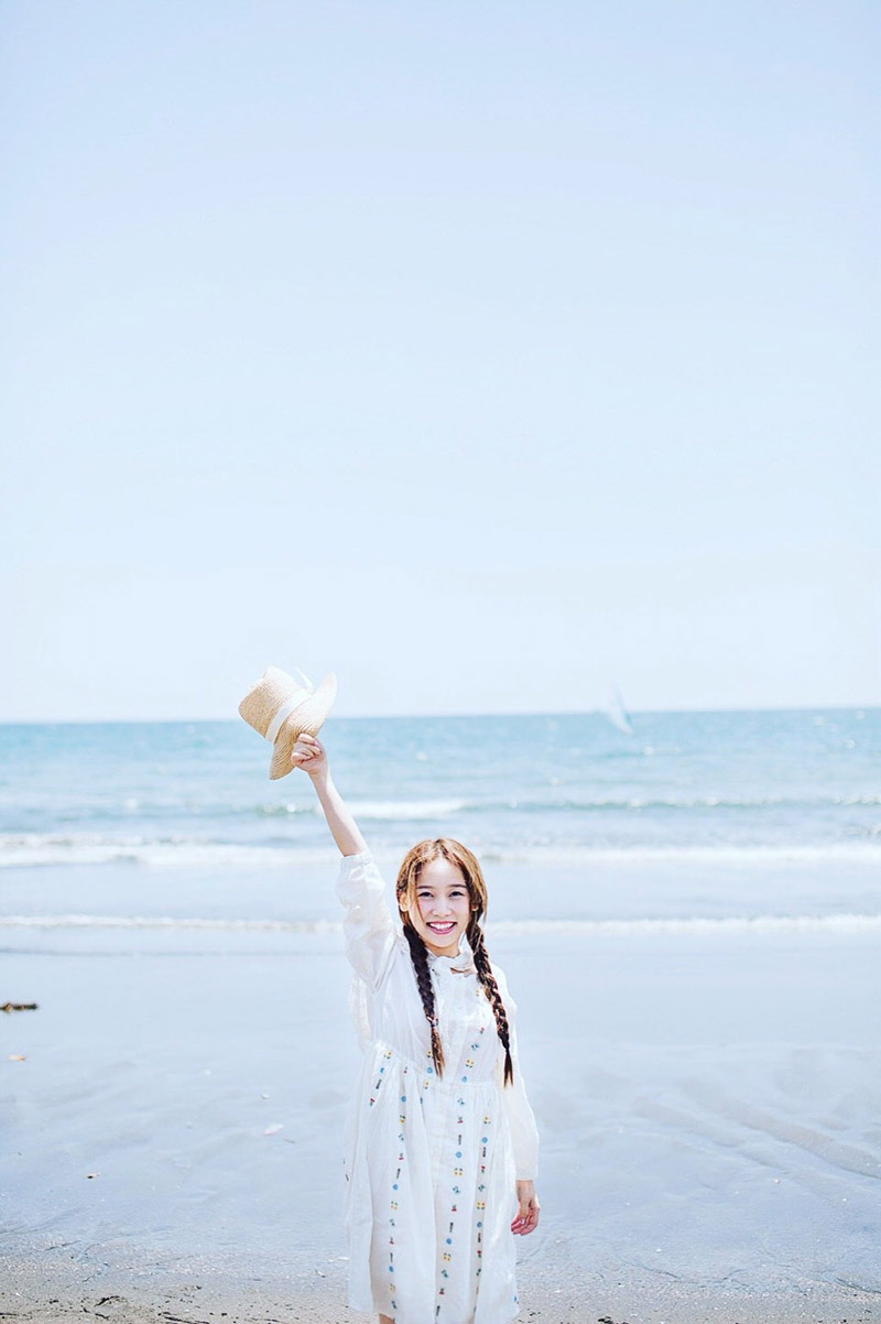 点击大图看下一张：清凉夏日白皙草帽少女海边俏皮写真
