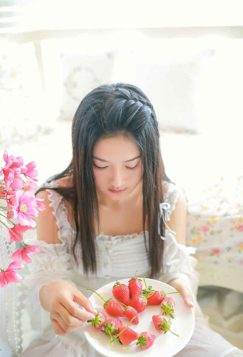 点击大图看下一张：草莓少女私房慵懒写真娇俏可人