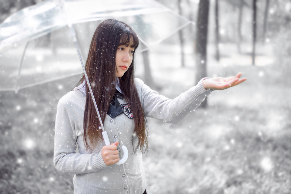 点击大图看下一张：制服美女户外浪漫写真清纯迷人