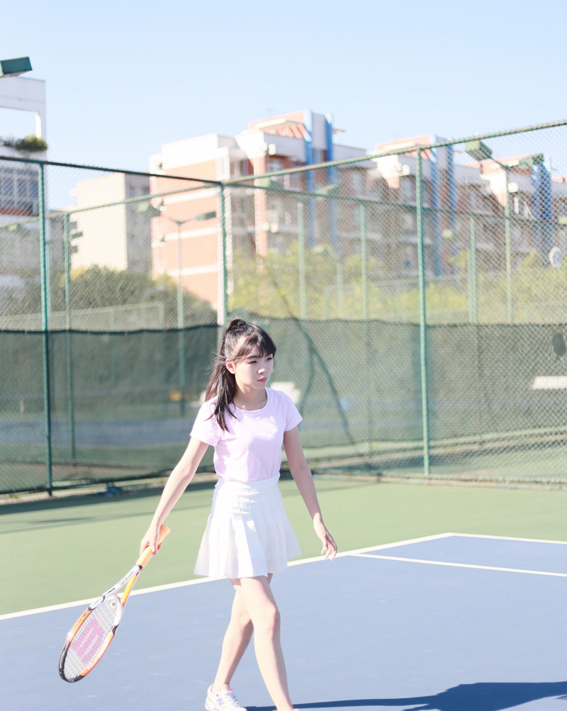 点击大图看下一张：粉嫩安静妹子网球场展现不一样的自己