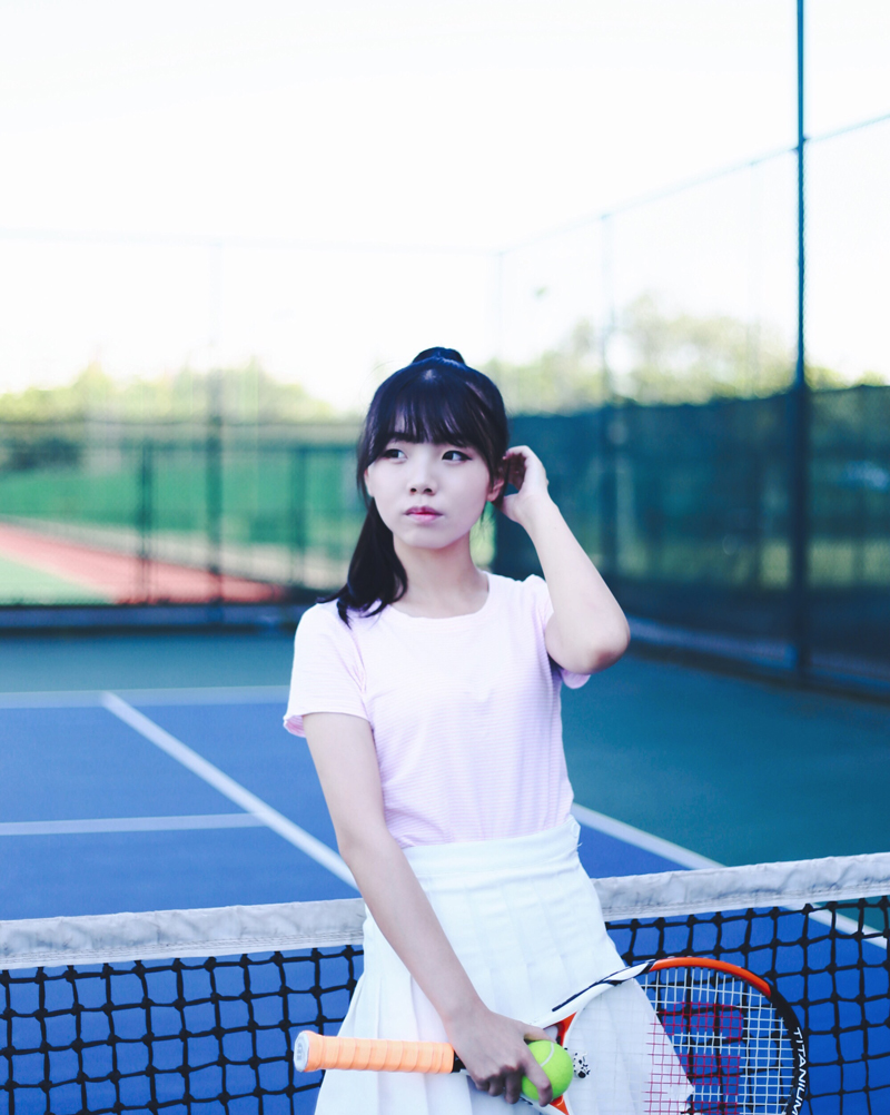 点击大图看下一张：粉嫩安静妹子网球场展现不一样的自己