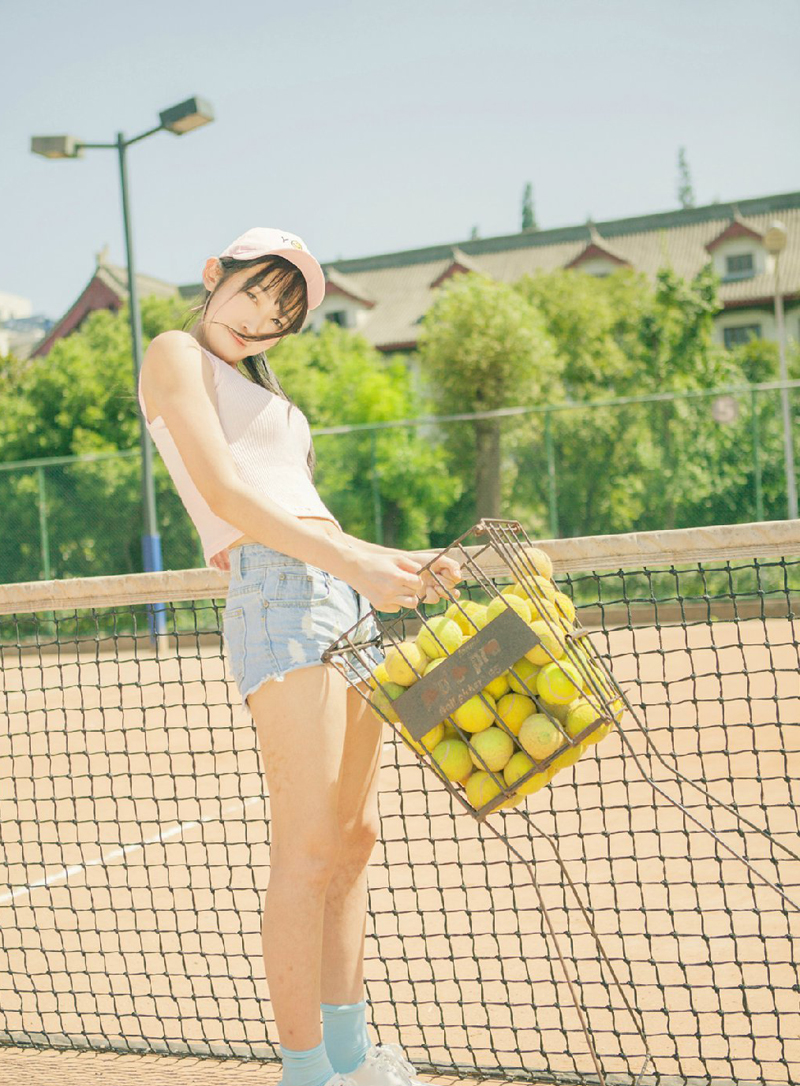 点击大图看下一张：炎热夏日清新少女网球场活力写真