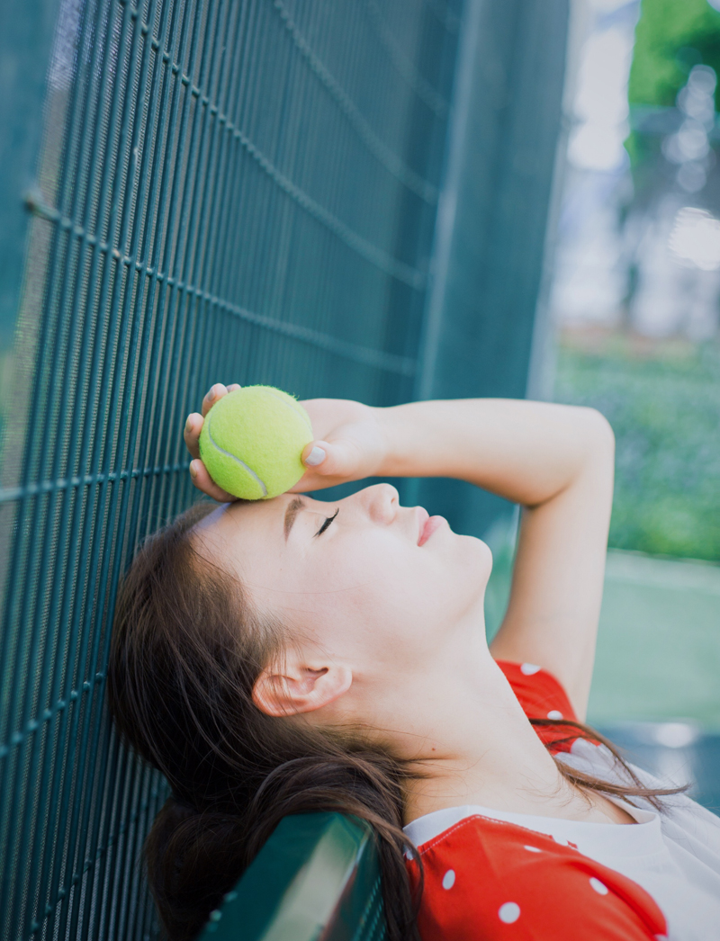 点击大图看下一张：颜色艳丽的网球少女活力写真清纯可人