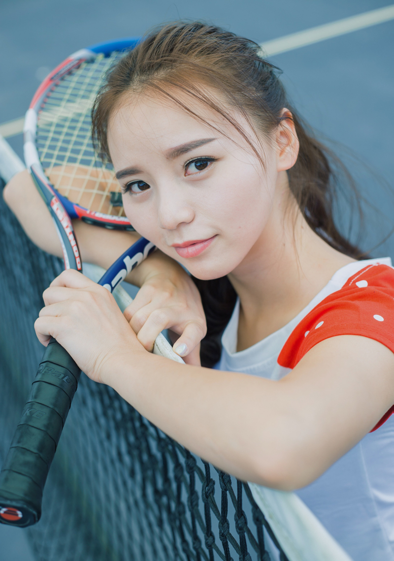 点击大图看下一张：颜色艳丽的网球少女活力写真清纯可人