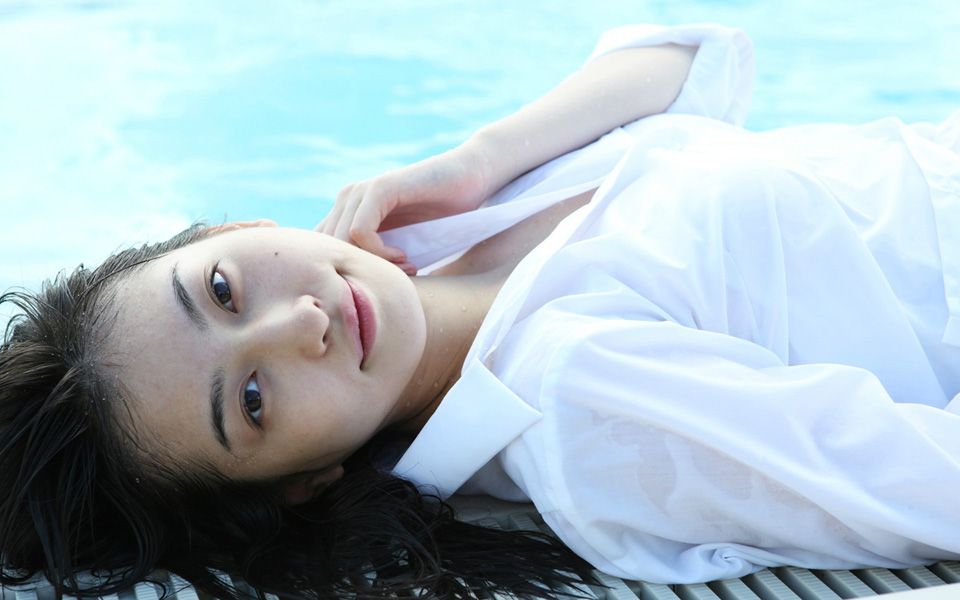 点击大图看下一张：日本清纯美女植村亚加莉泳池写真