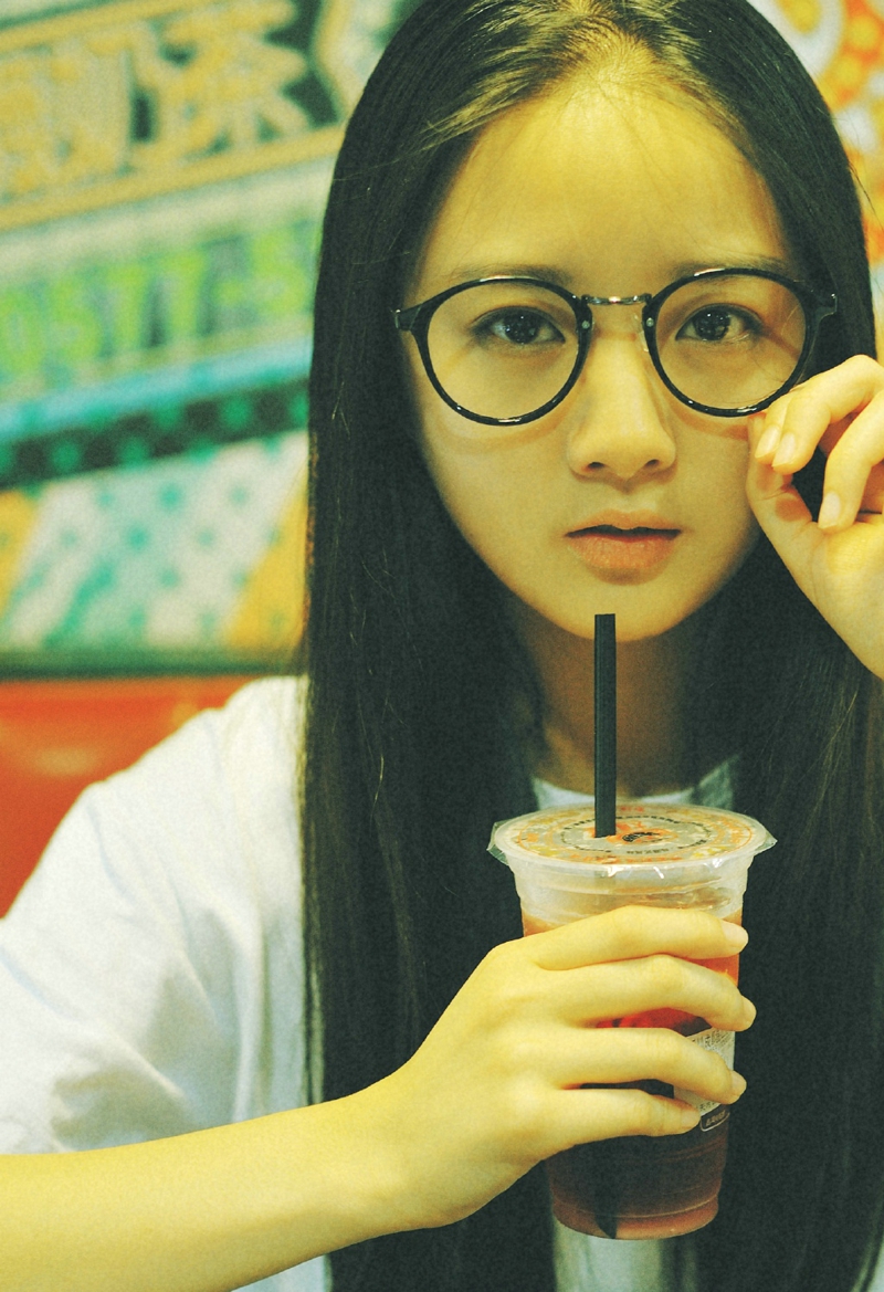点击大图看下一张：奶茶店内的眼镜少女青春活力