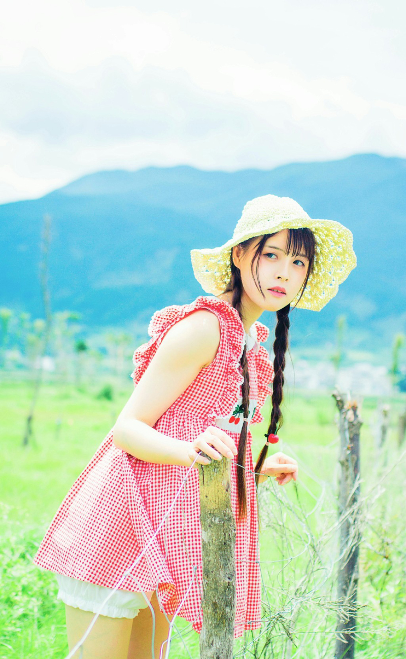 点击大图看下一张：红裙少女草丛间俏皮可爱写真