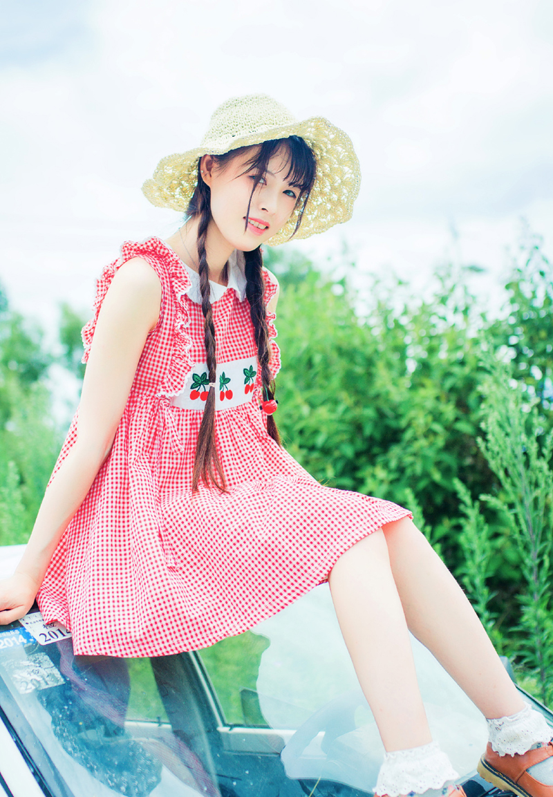 点击大图看下一张：红裙少女草丛间俏皮可爱写真