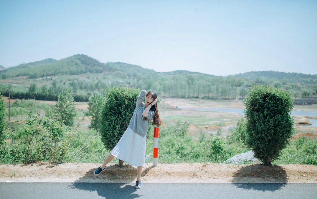 点击大图看下一张：清新白皙文艺少女长发飞扬个人写真