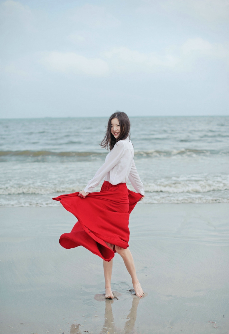 点击大图看下一张：海边的鲜艳红裙气质美女端庄迷人