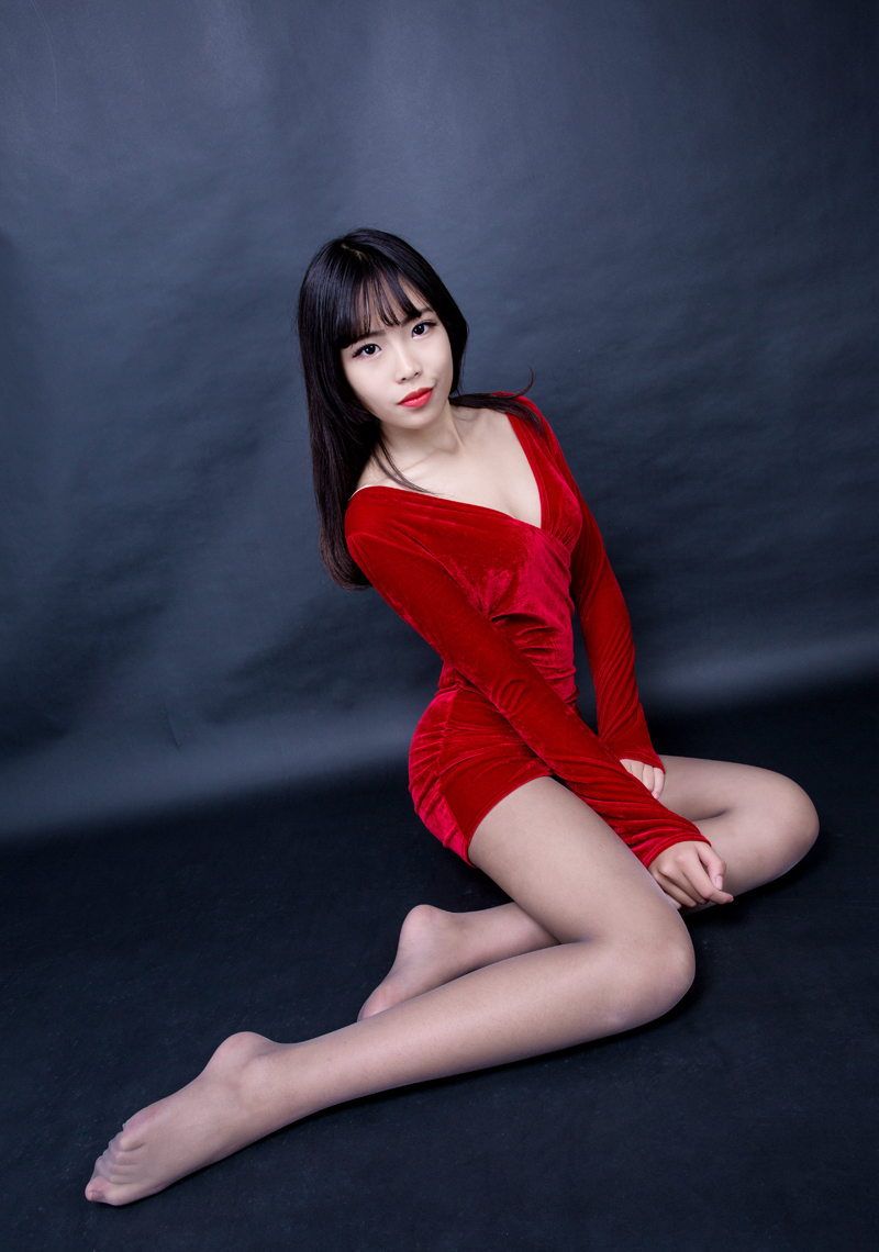 点击大图看下一张:丝袜美女芸芸高跟细腿诱惑写真魅力四射