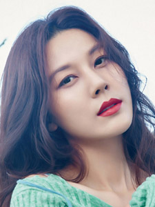 韩国女艺人金荷娜红唇美艳性感灵动海边