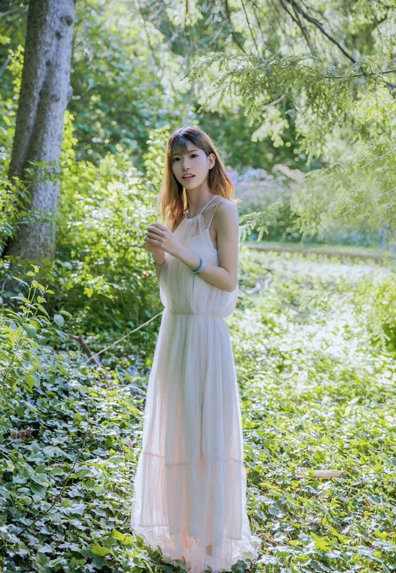 点击大图看下一张：绿野处的长裙柔美纤瘦高挑美女