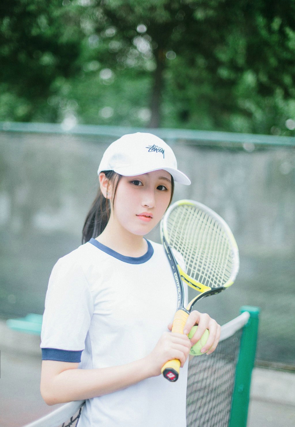 点击大图看下一张：网球场上的白皙运动少女私人写真