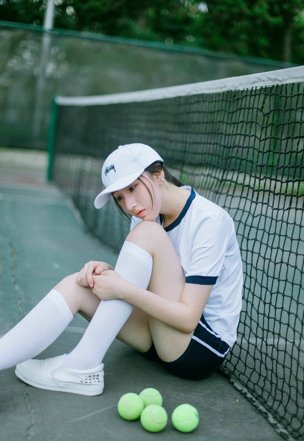 点击大图看下一张：网球场上的白皙运动少女私人写真