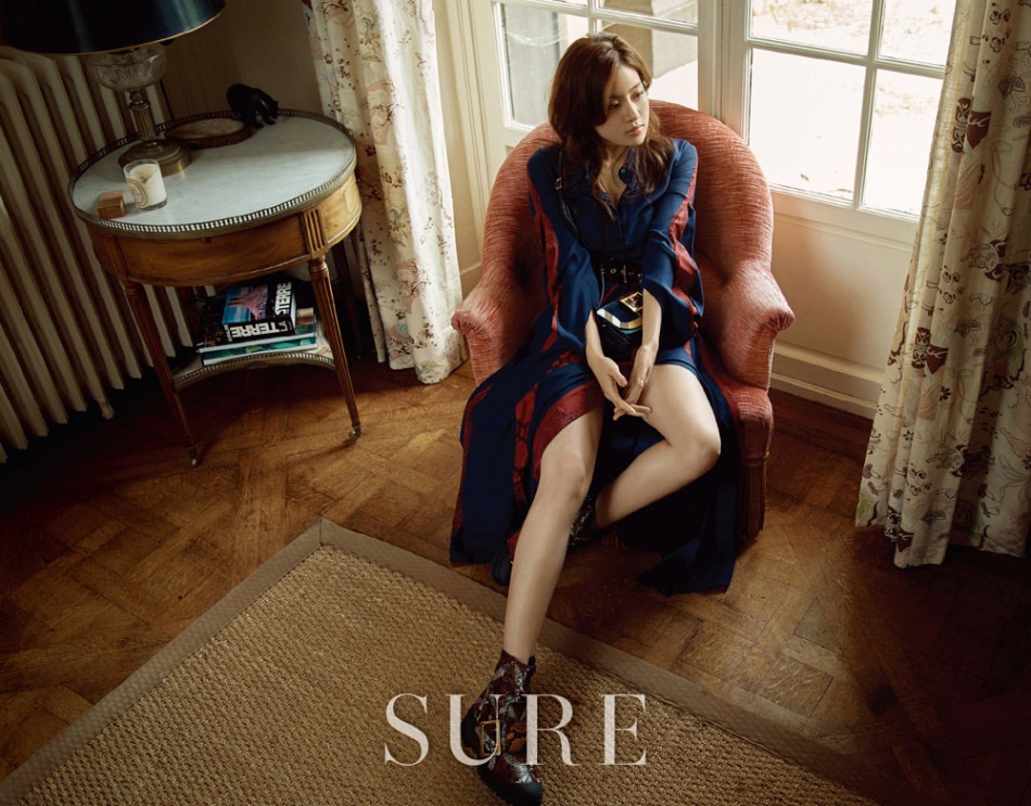 点击大图看下一张：韩星姜素拉展现优雅性感时尚杂志拍摄
