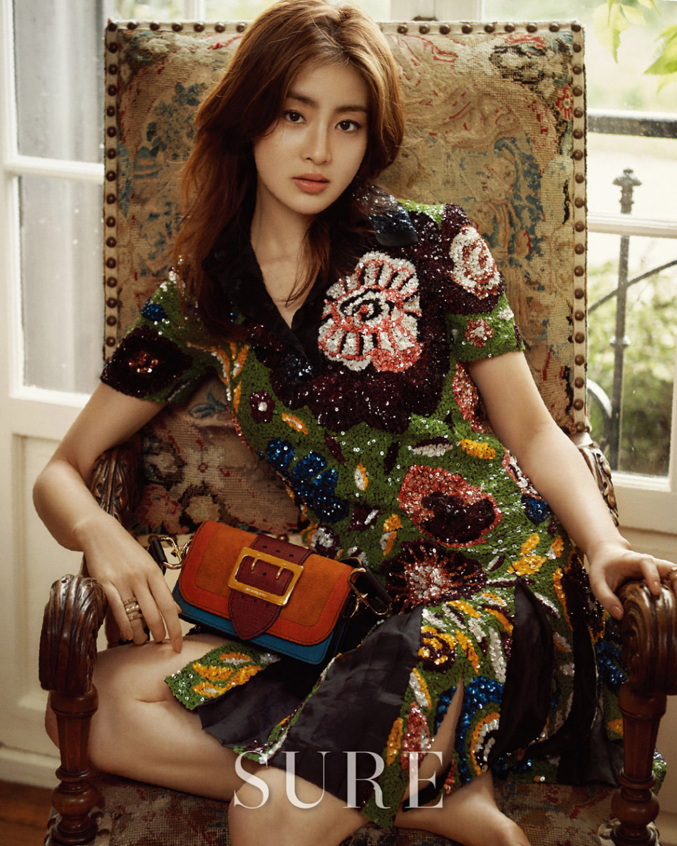 点击大图看下一张：韩星姜素拉展现优雅性感时尚杂志拍摄