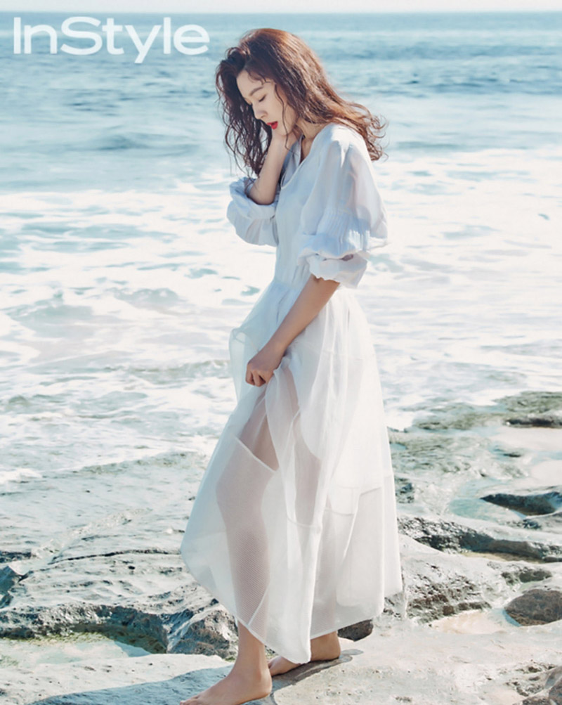 点击大图看下一张：韩国女艺人金荷娜红唇美艳性感灵动海边