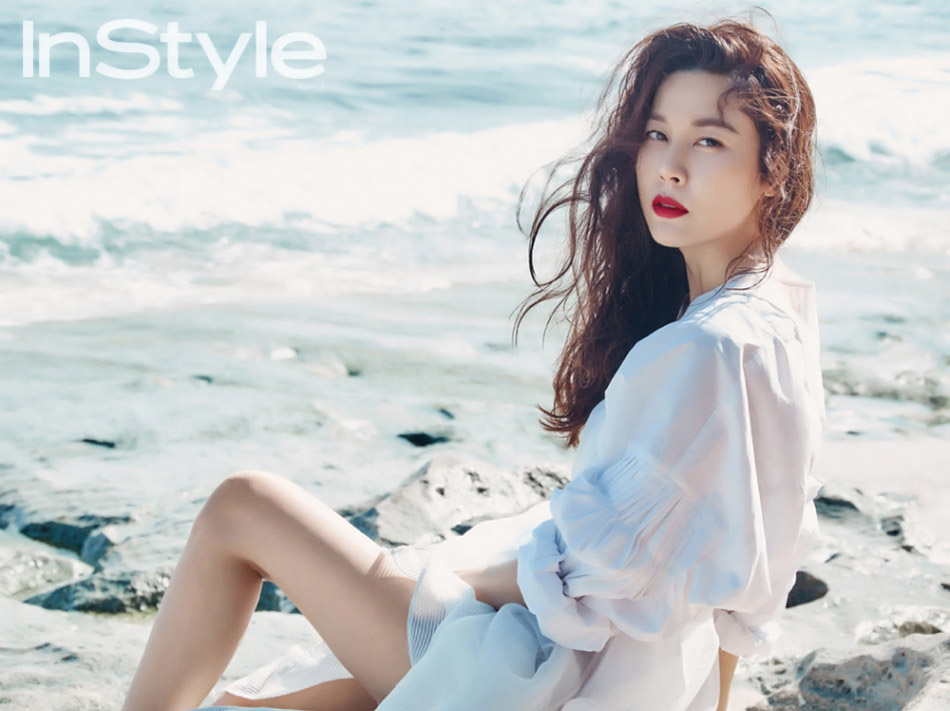 点击大图看下一张：韩国女艺人金荷娜红唇美艳性感灵动海边