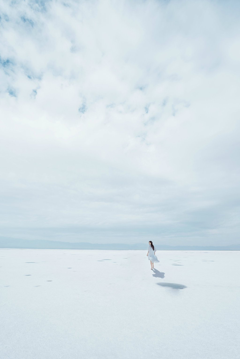 点击大图看下一张：梦幻少女平静结冰河面唯美意境写真