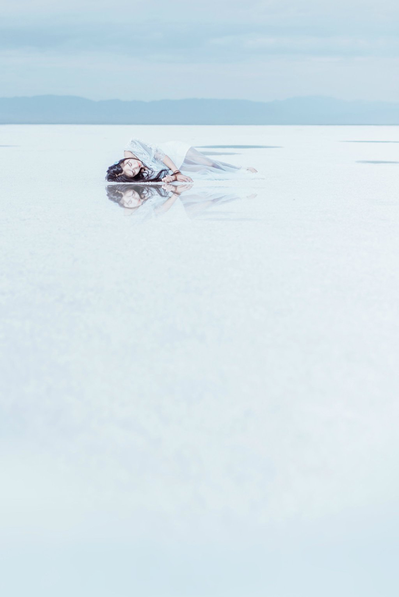 点击大图看下一张：梦幻少女平静结冰河面唯美意境写真